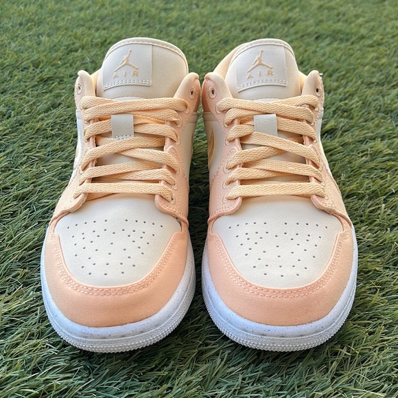 Air Jordan 1 Low SE - Picture 2 of 5